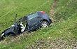 Incidente tra due auto: una finisce in un fossato