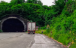 Tir bloccato in strada: finisce in una cunetta e non riesce ad uscire