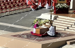 Addio a Papa Francesco. Piazza San Pietro gremita di gente