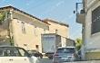 Un tir sbaglia strada e resta incastrato nel centro storico