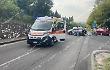 Scontro fra un'auto e uno scooter. Ventiseienne ferito gravemente