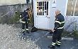 I vigili del fuoco mettono in salvo un cane. L'intervento 