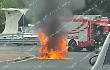 Auto in fiamme in strada: momenti di paura tra gli automobilisti
