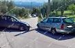 Incidente tra due auto: tre persone coinvolte 