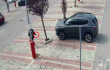 Semina il panico con la mannaia nel parcheggio del supermercato: arrestato