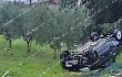 Auto si ribalta dopo lo schianto contro un muretto: paura per un ventitreenne