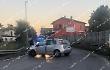 Sbanda con l'auto e sbatte contro un muro