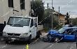 Incidente tra un'auto e un furgone: un ferito