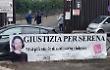 "Giustizia per Serena": uno striscione affisso fuori dal tribunale