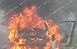 Auto in fiamme lungo la strada