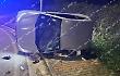 Minicar si ribalta e finisce fuori strada: conducente in ospedale