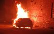Accosta l'auto e scoppia l'incendio: paura per un uomo