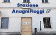 Stazione, ingresso chiuso con un pannello di legno: degrado e sicurezza a rischio