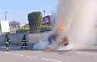 Frosinone, auto in fiamme vicino al Dream Cinema: le immagini