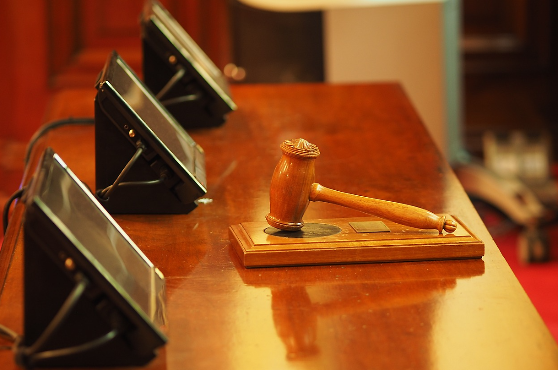 Offese al capo dei vigili, quarantasettenne a giudizio