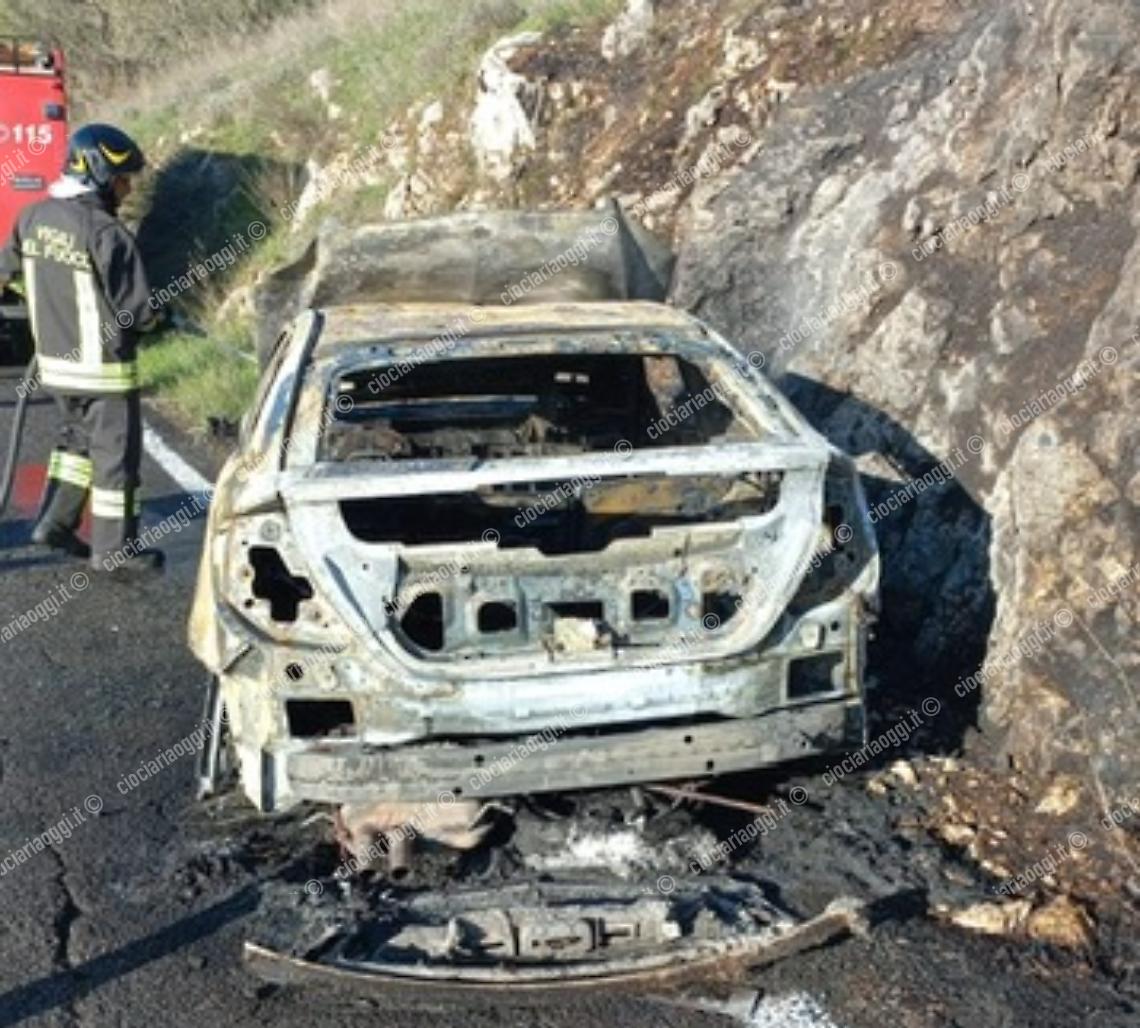 Auto esce fuori strada, finisce contro un muro e prende fuoco 