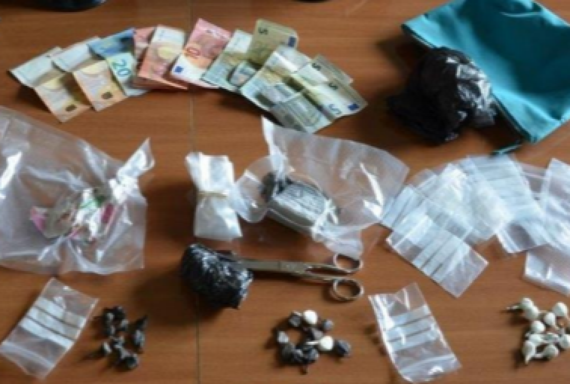 Cocaina e crack in auto e a casa. Arrestato trentaquattrenne