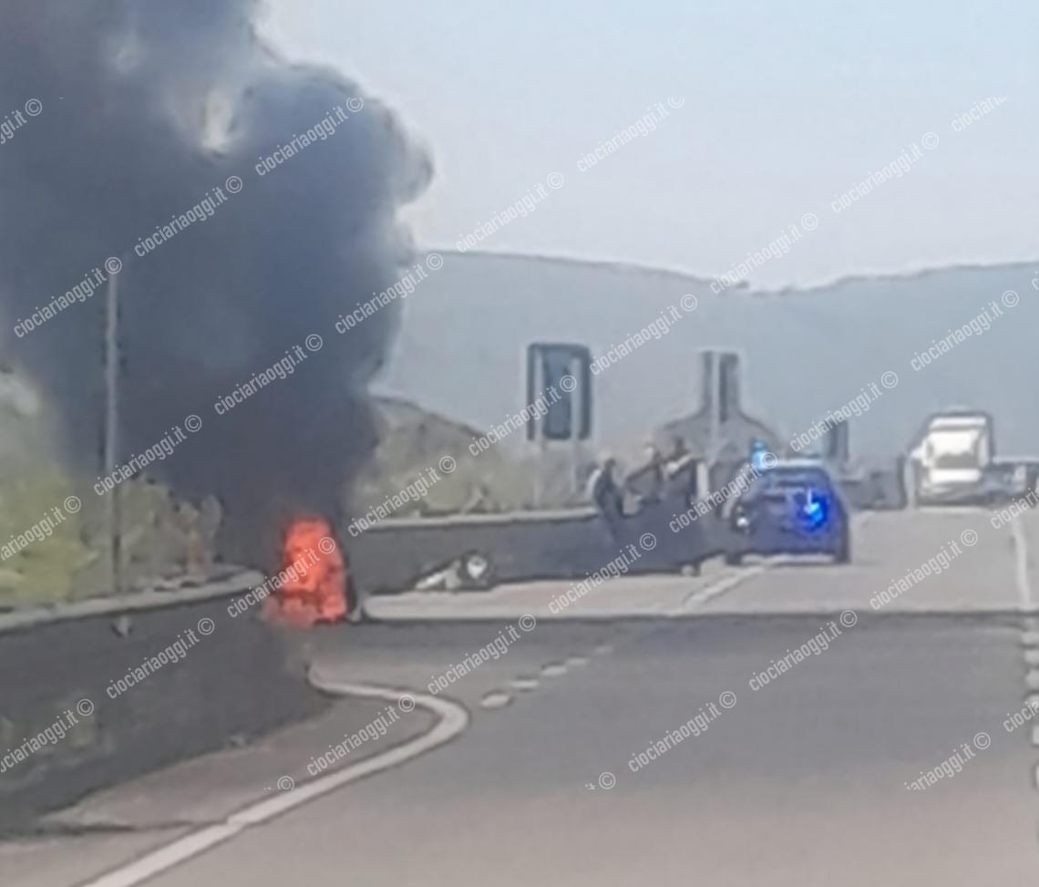Auto a fuoco sulla Monti Lepini. Passeggeri in salvo e traffico in tilt