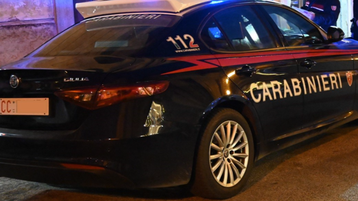 Rapinano un esercizio commerciale, esplodono due colpi a salve e fuggono via 