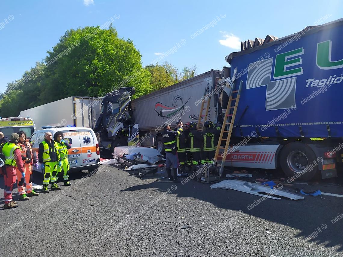 Maxi tamponamento fra tir in autostrada. Morto sul colpo uno dei conducenti
