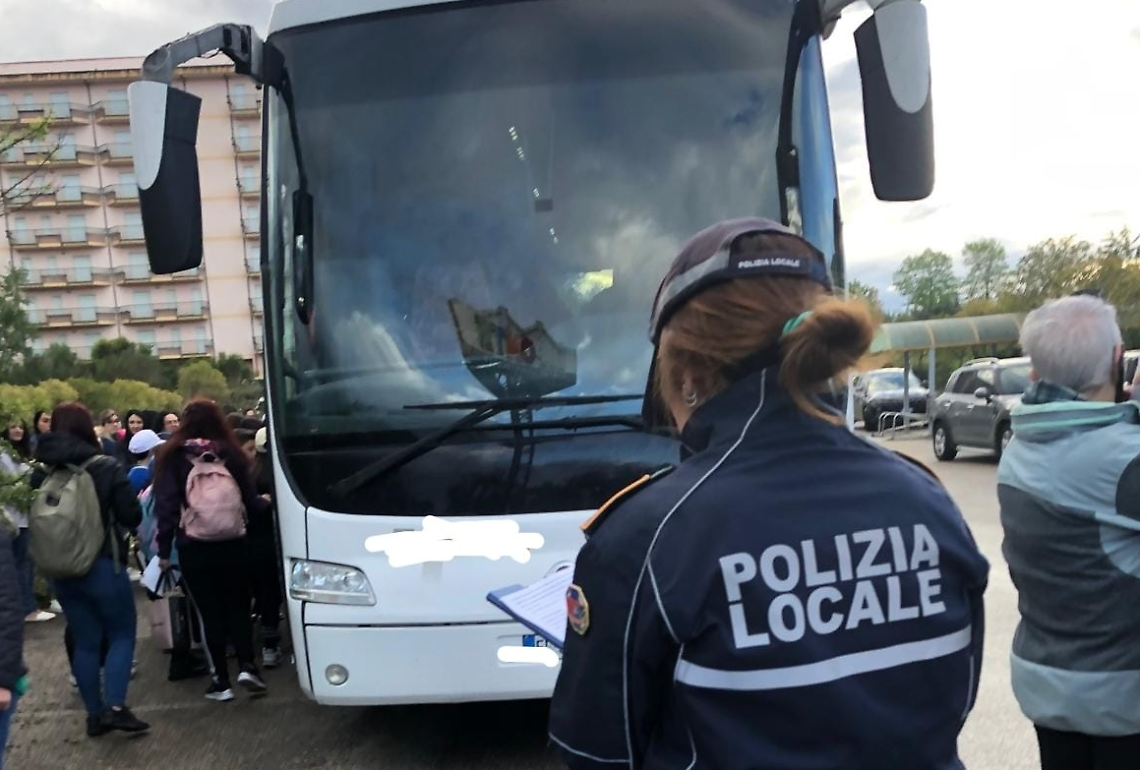 Problema all’uscita d’emergenza. Sostituito il pullman per la gita scolastica