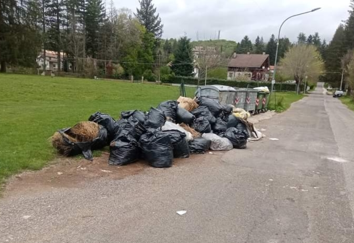 Montagne di rifiuti sparsi. Uno scempio senza fine