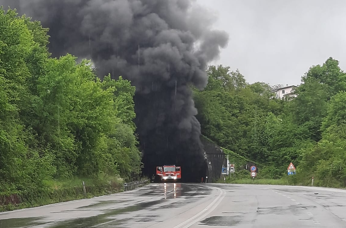 Camion in fiamme. Fumo nero e denso all'interno della galleria