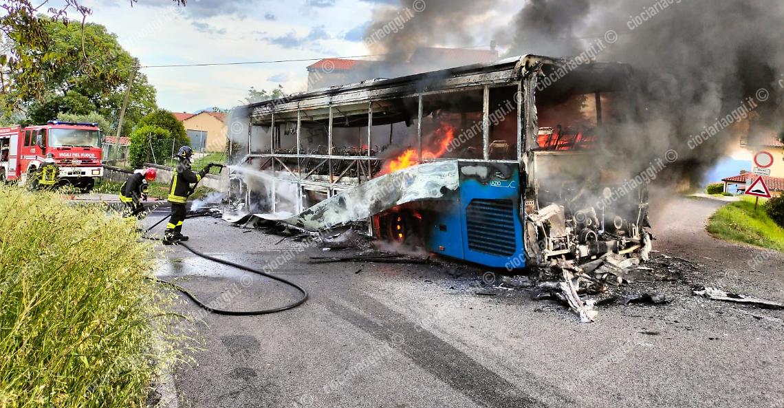 autobus in fiamme