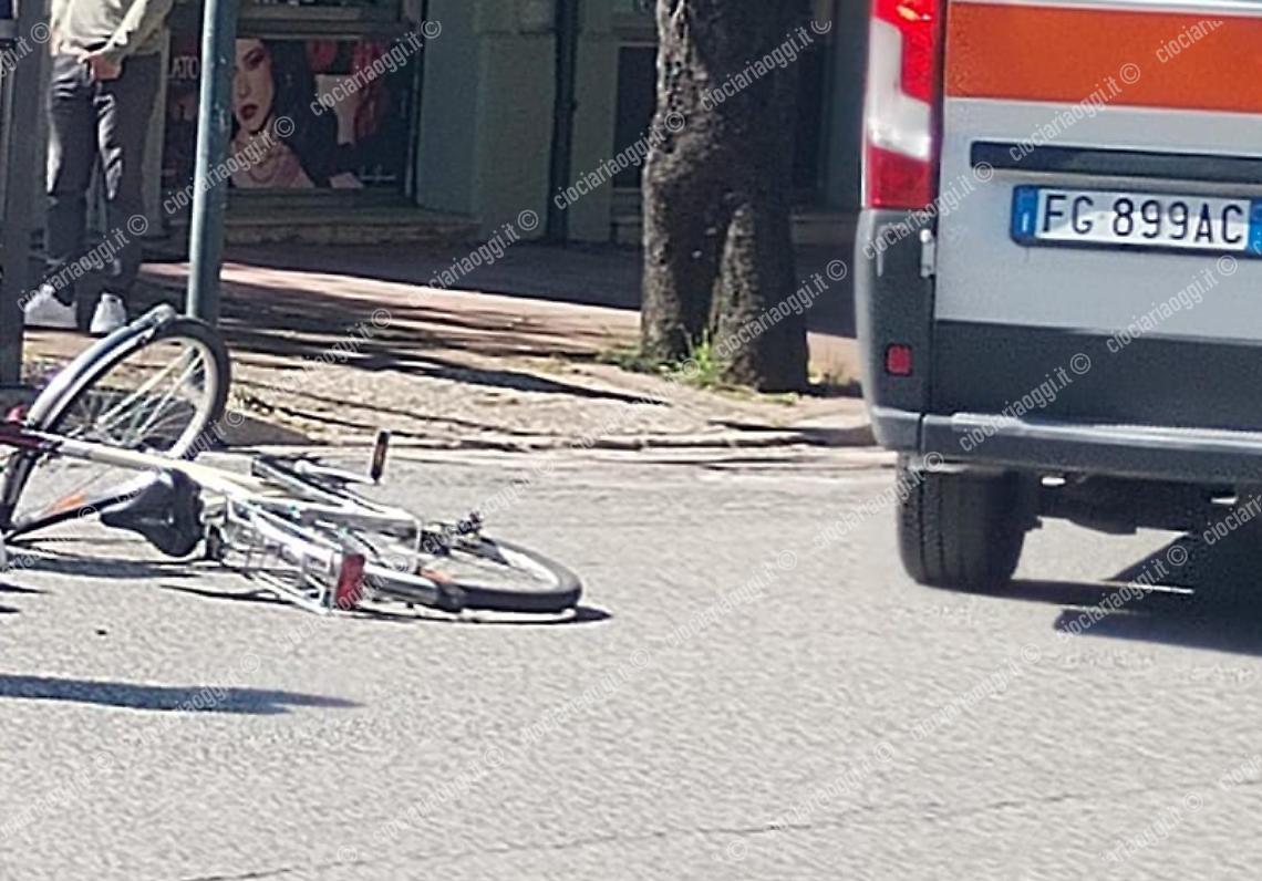 Investita mentre era in bici. Anziana ferita