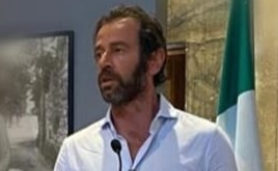 Urla e insulti contro il sindaco Fiordalisio 