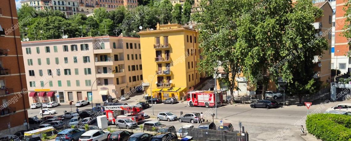 Minaccia di togliersi la vita, momenti concitati in una palazzina  