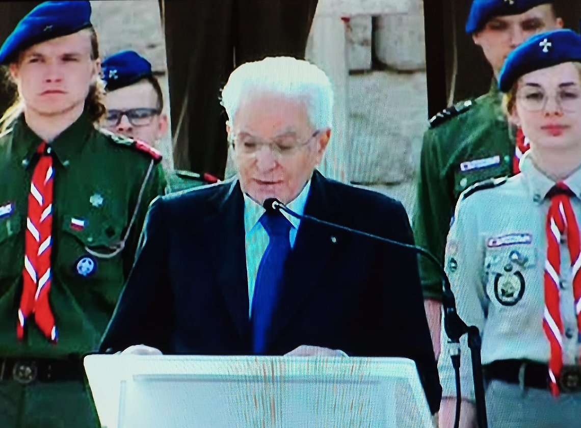 Mattarella a Montecassino onora i caduti dell'esercito polacco: "Donarono la vita per la pace e la libertà"