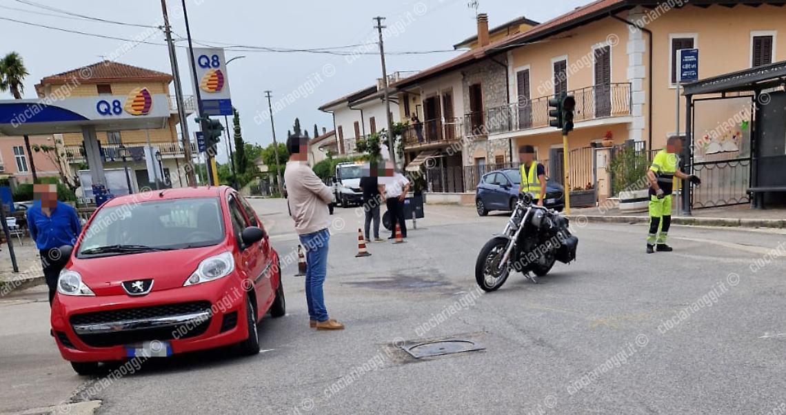 Incidente tra un'auto e una moto: ferito gravemente un uomo