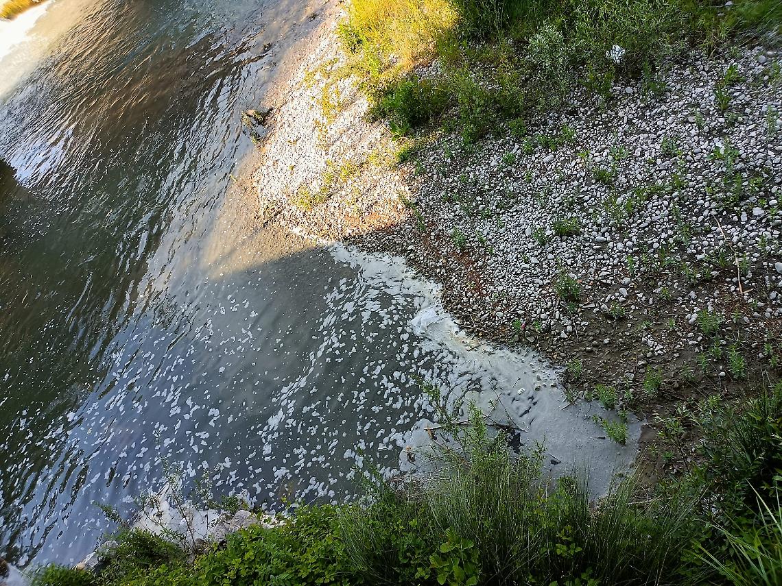 Ancora schiuma nel fiume Liri. E nessuno si muove