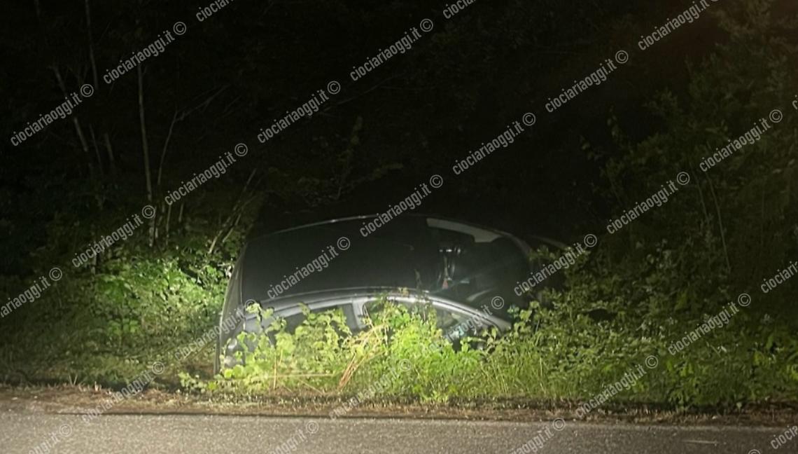 Auto fuori strada nella notte in via Passo del cardinale