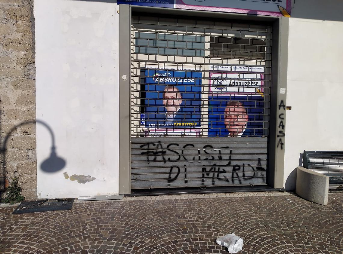 Scritte e insulti. Imbrattata la serranda del comitato elettorale di Mario Abbruzzese