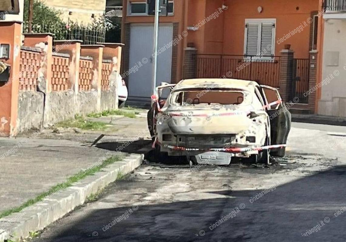 Auto in fiamme nella notte, non si esclude il dolo