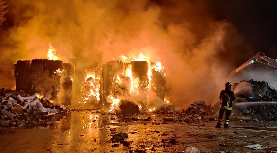Incendio nella notte. In fiamme 50 tonnellate di carta