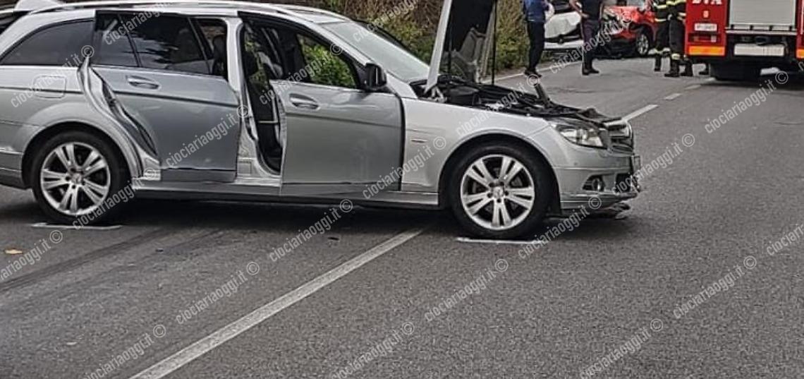 Incidente tra tre auto: un morto e sei feriti 