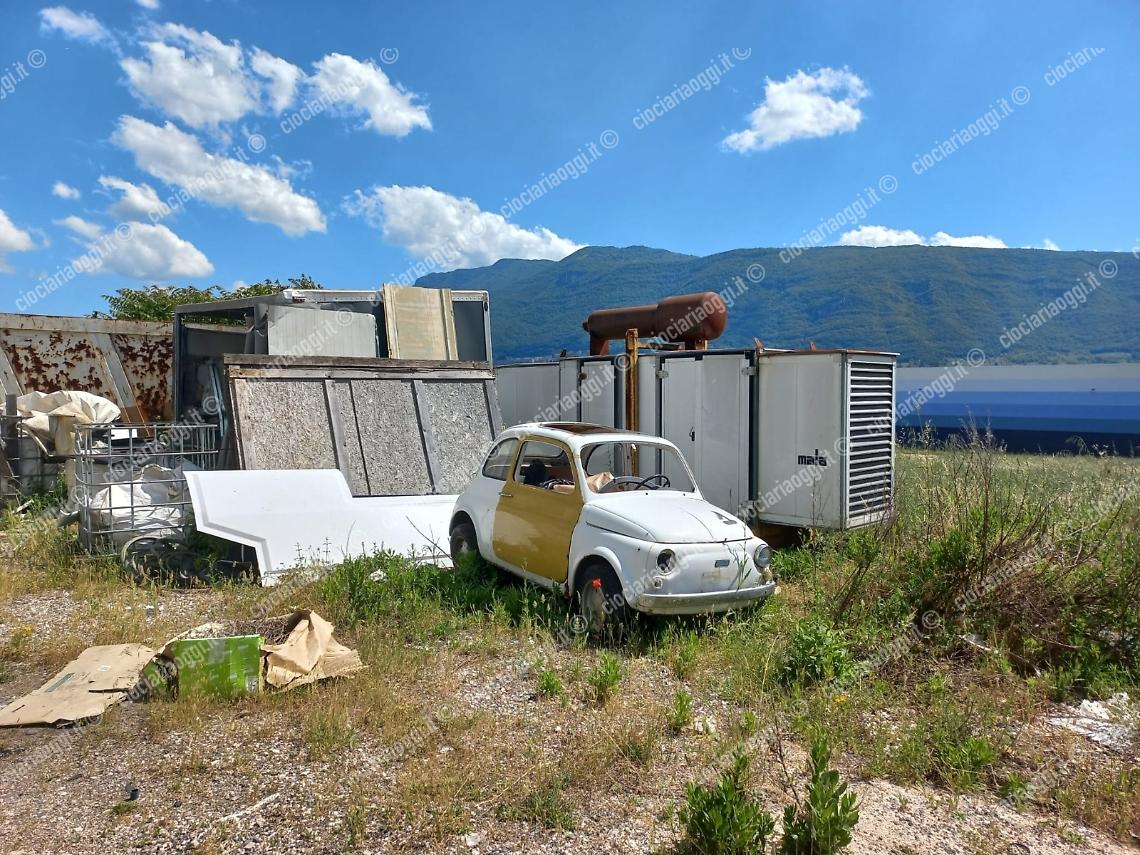 Mezzi abbandonati in una carrozzeria. Nei guai una ditta