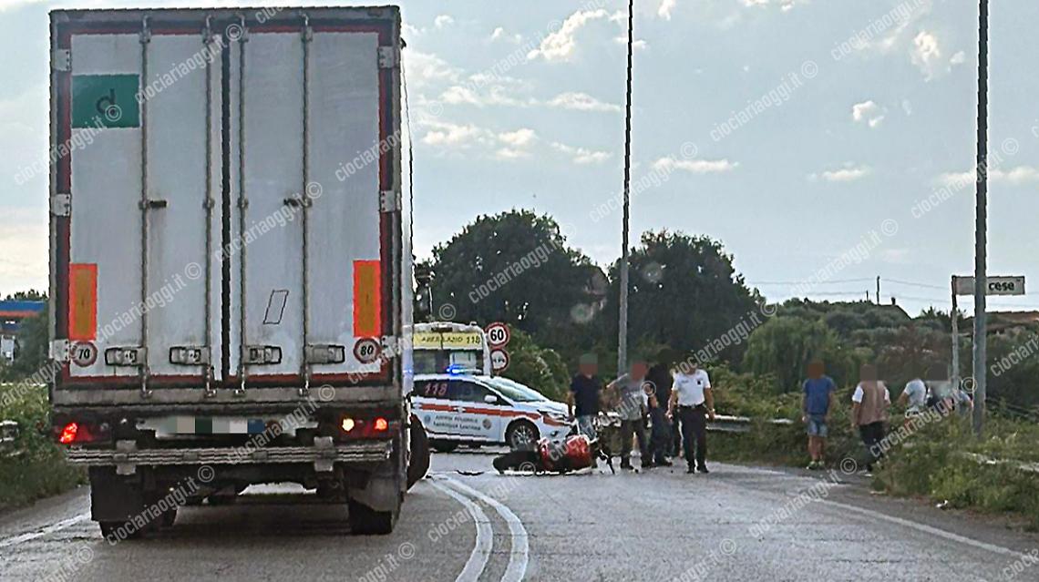 Incidente tra un'auto e una moto: ferito gravemente il conducente del mezzo a due ruote
