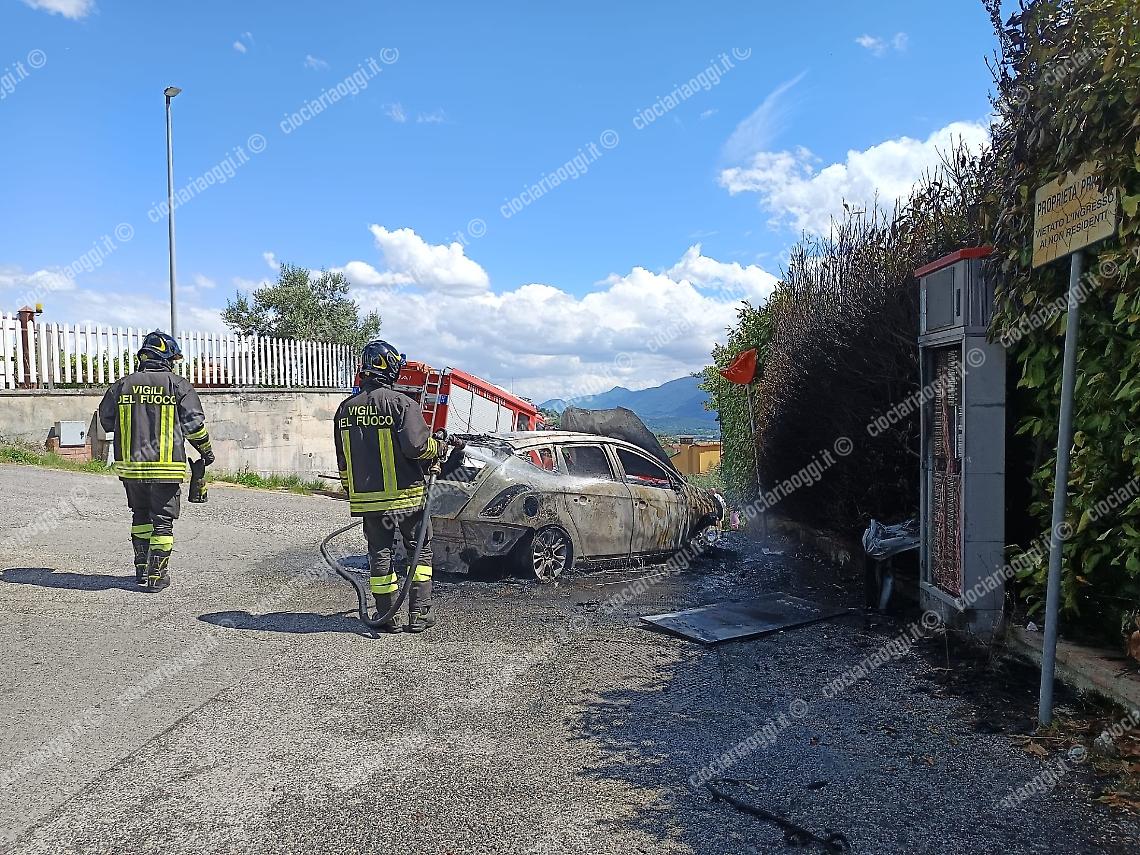 Auto finisce contro la cabina Telecom e prende fuoco 