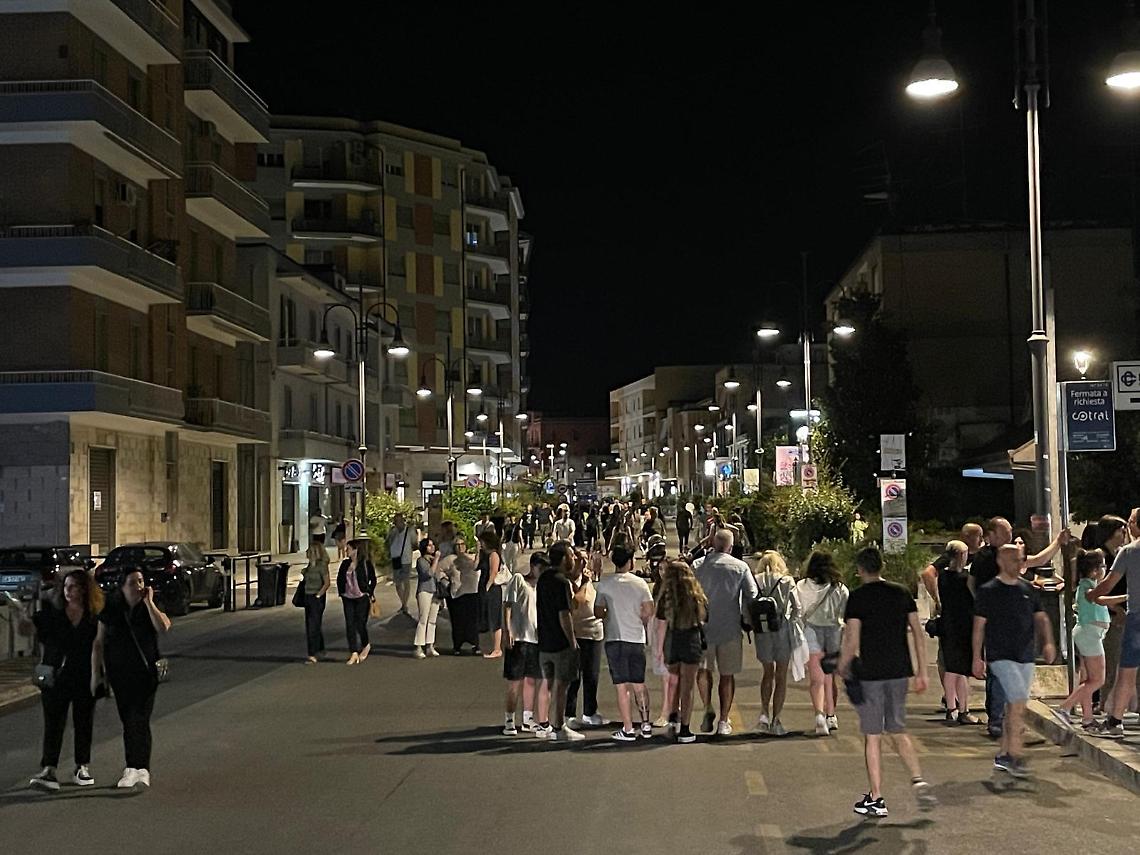 Buona la prima dell’isola pedonale a via Aldo Moro