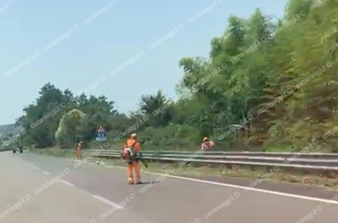 Superstrada Sora-Ferentino. Operai al lavoro per la pulizia 
