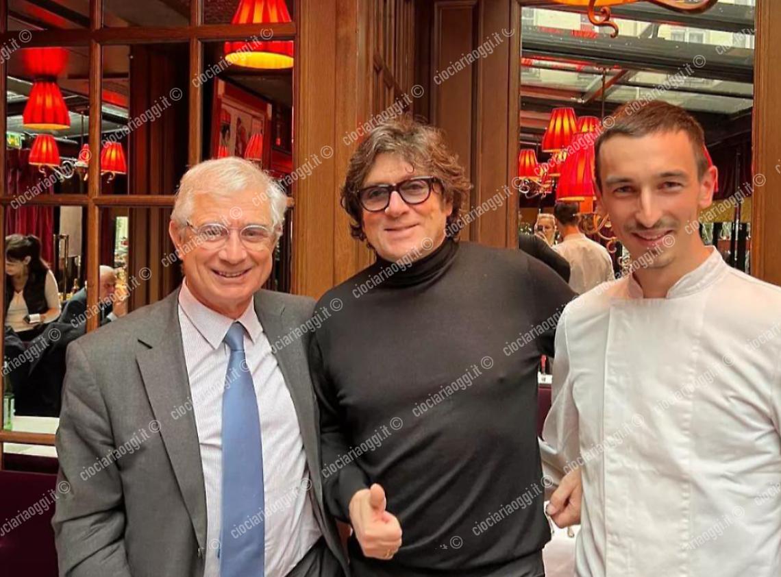Lo chef  Daniele Tari  (a destra)  insieme  a Renato Bartolone  (al centro), titolare del “Marco Polo”,  e a Claude Bartolone,  ex presidente dell’Assemblea nazionale  e fratello  di Renato