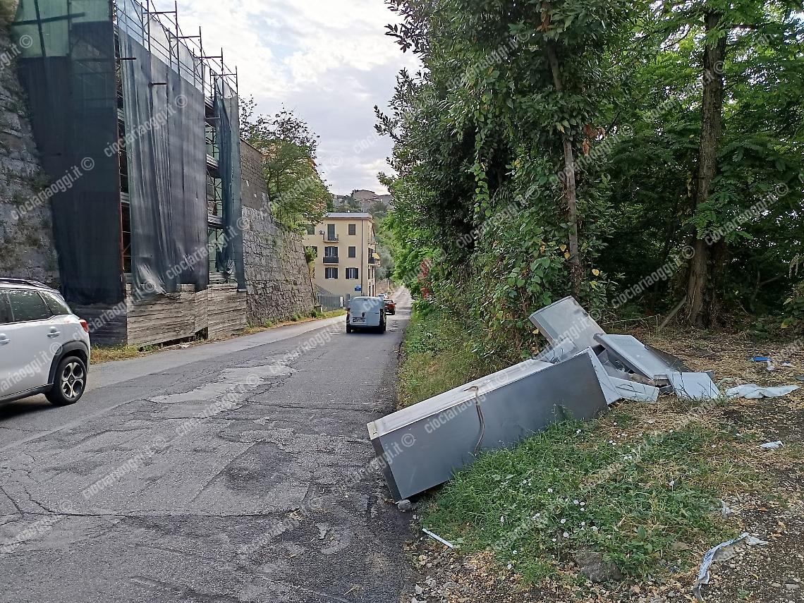 Vecchi frigoriferi abbandonati. La  Tari aumenta ma l'emergenza rifiuti resta