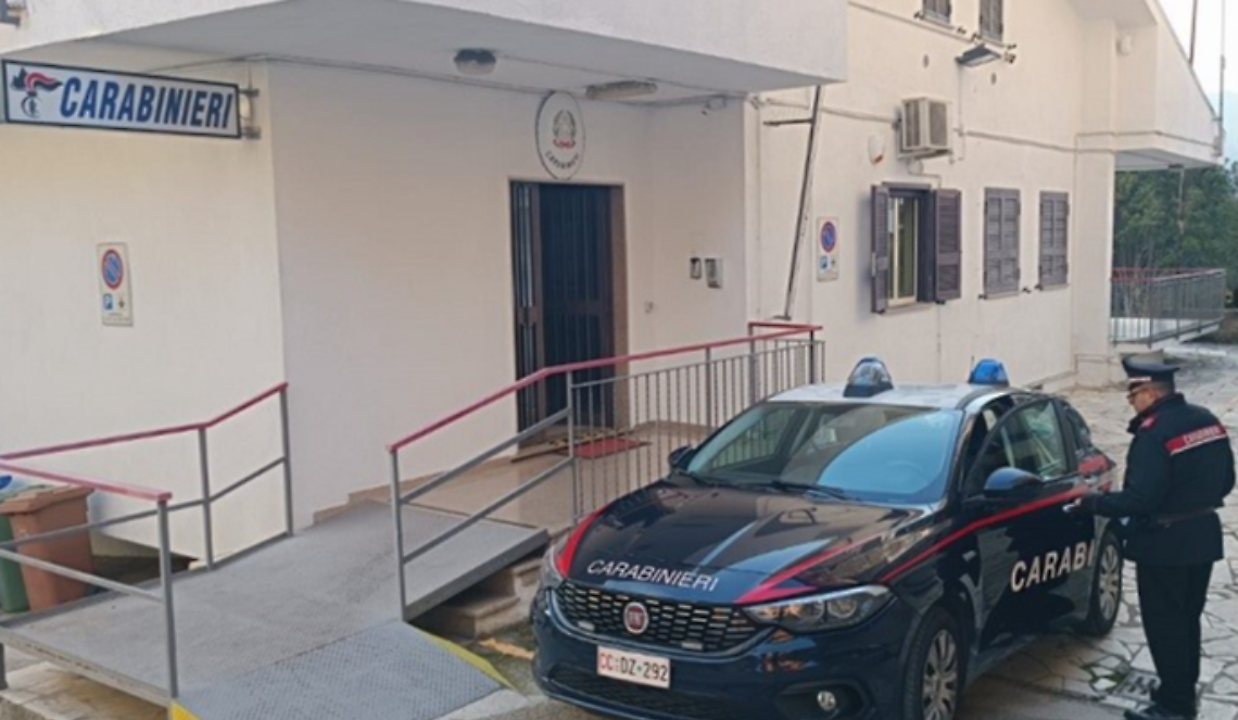 Intervengono per sedare una lite domestica, carabinieri aggrediti