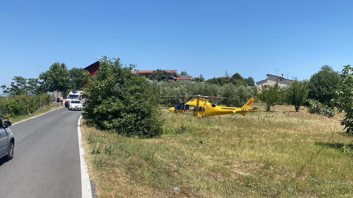 Cade in bici. Ciclista gravemente ferito
