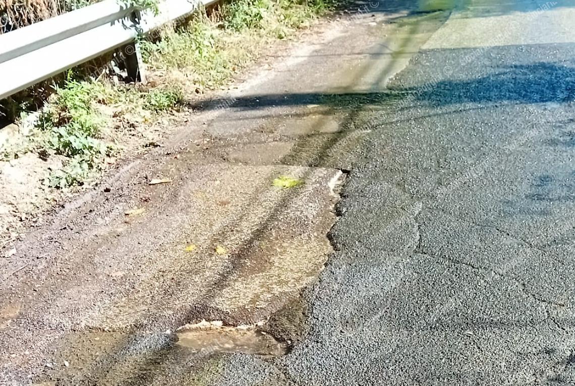 Strada inondata per una perdita idrica. L'appello dei residenti 