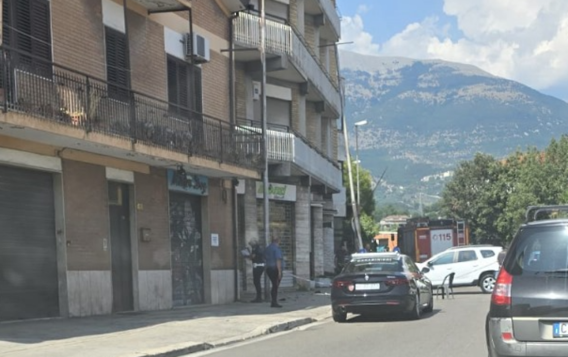 Perde il controllo dell’auto e finisce contro un palo della luce